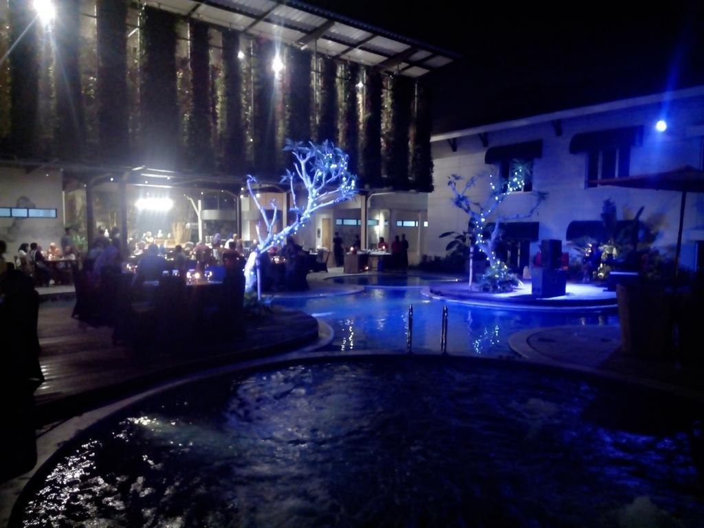 Patra Bandung Hotel Exterior foto