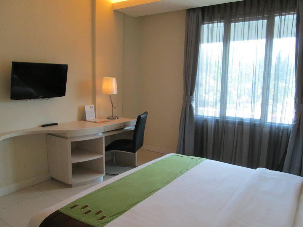Patra Bandung Hotel Exterior foto